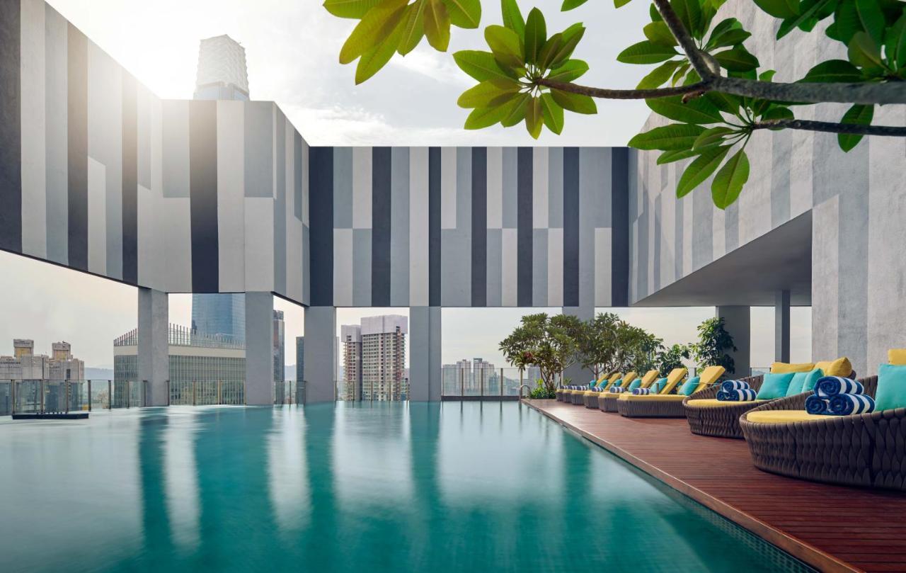 Pan Pacific Serviced Suites Kuala Lumpur Kültér fotó The swimming pool at the hotel