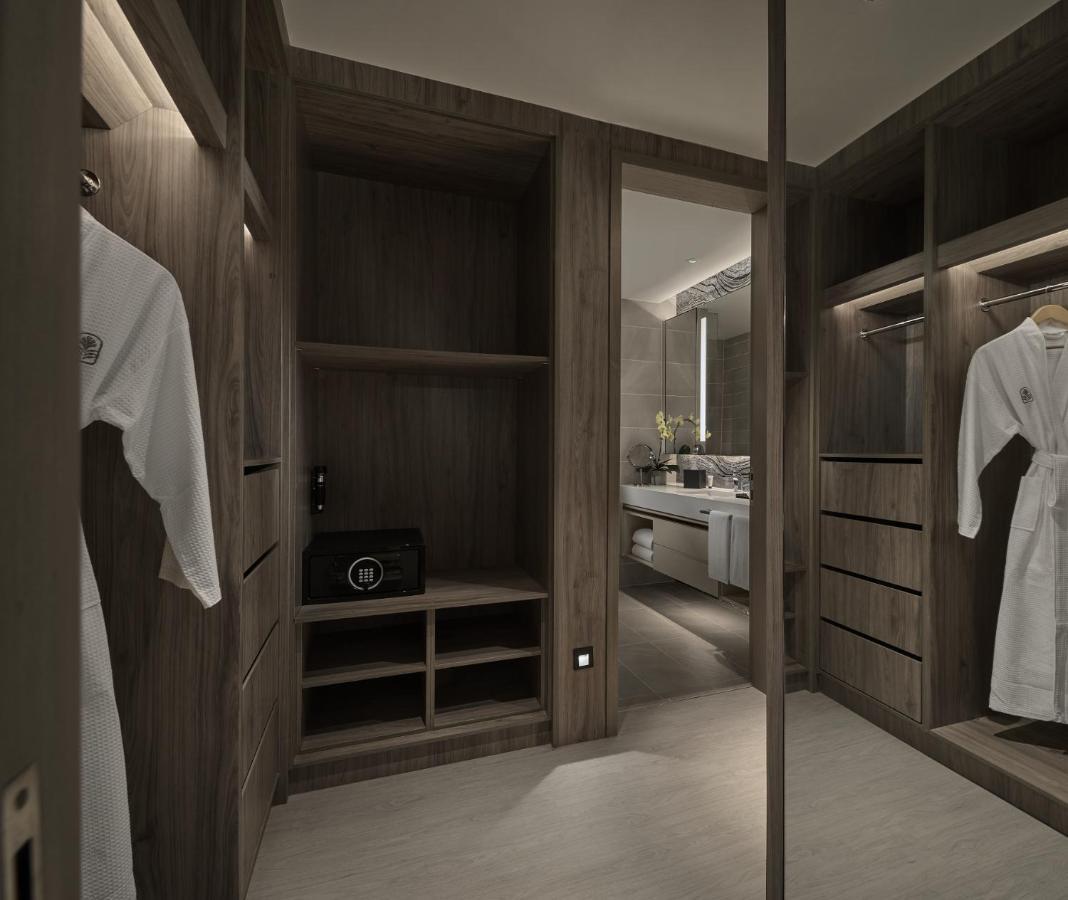 Pan Pacific Serviced Suites Kuala Lumpur Kültér fotó A walk-in closet