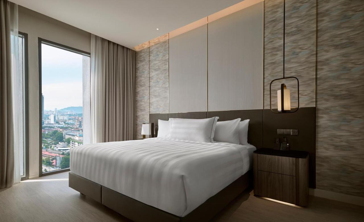 Pan Pacific Serviced Suites Kuala Lumpur Kültér fotó A bedroom at the hotel